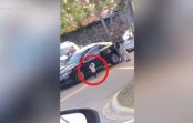 Mazulīte dodas pretī bruņotai policijai ar paceltām rokām pēc tam, kad tiek aizturēti viņas vecāki Mazulīte dodas pretī bruņotai policijai ar paceltām rokām pēc tam, kad tiek aizturēti viņas vecāki