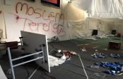Rasisti vandāļi uz Islāmas skolas sienām ar flakonu uzpūš svastiku un uzrakstu “musulmaņu teroristi” Rasisti vandāļi uz Islāmas skolas sienām ar flakonu uzpūš svastiku un uzrakstu “musulmaņu teroristi”