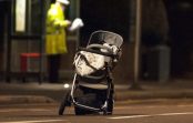 Mazulis nomirst nedēļu pēc mammas nogalināšanas, kad viņus abus notrieca automašīna Mazulis nomirst nedēļu pēc mammas nogalināšanas, kad viņus abus notrieca automašīna