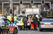 Terorista uzbrukums Nīderlandē – viens miris un vairāki ievainoti pēc tam, kad vīrietis tramvajā sašauj vairākus cilvēkus Terorista uzbrukums Nīderlandē – viens miris un vairāki ievainoti pēc tam, kad vīrietis tramvajā sašauj vairākus cilvēkus