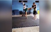 FOTO: MMA cīkstone piekauj vīrieti, kurš pašapmierinājies pludmalē viņas fotosesijas laikā FOTO: MMA cīkstone piekauj vīrieti, kurš pašapmierinājies pludmalē viņas fotosesijas laikā