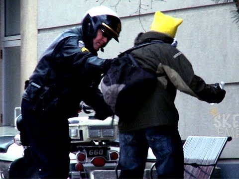 VIDEO – Čakarē policistus! (How To Prank Police?)