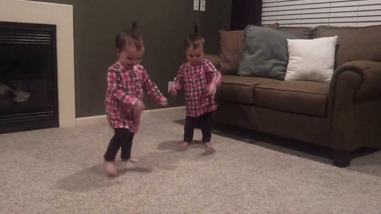 19 mēnešus vecās dvīnes – dejotājas! (19 Month Old Twins Dancing to Daddy’s Guitar)