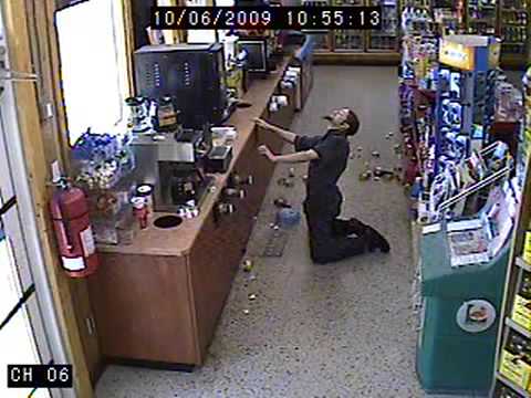 VIDEO – Apreibuša jaunieša piedzīvojumi veikalā! (Drunked Man In Shop)