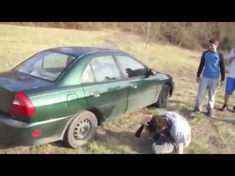 Iespējams stulbākais cilvēks pasaulē! (Crazy guy trying to break car window with his head)