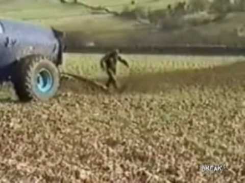 VIDEO – Nav viegli būt traktorista… (It’s not easy to be a tractor driver)