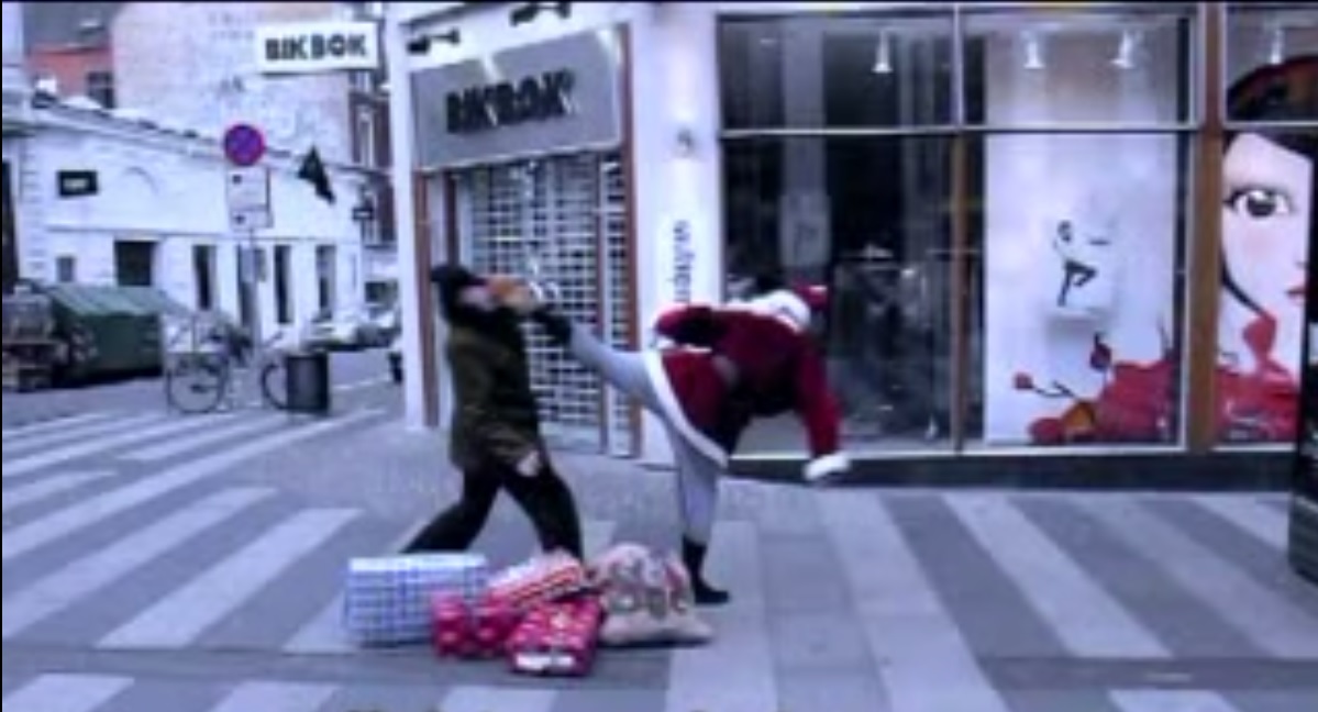 VIDEO – Nekaitini Ziemassvētku vecīti! (Don’t Mess With Santa!)