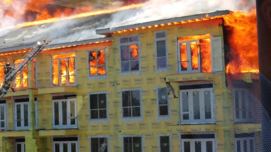 Par mata tiesu izglābjas no nāves ugunsgrēkā! (This Guy Was Close To Death On A Ledge Of A House On Fire)