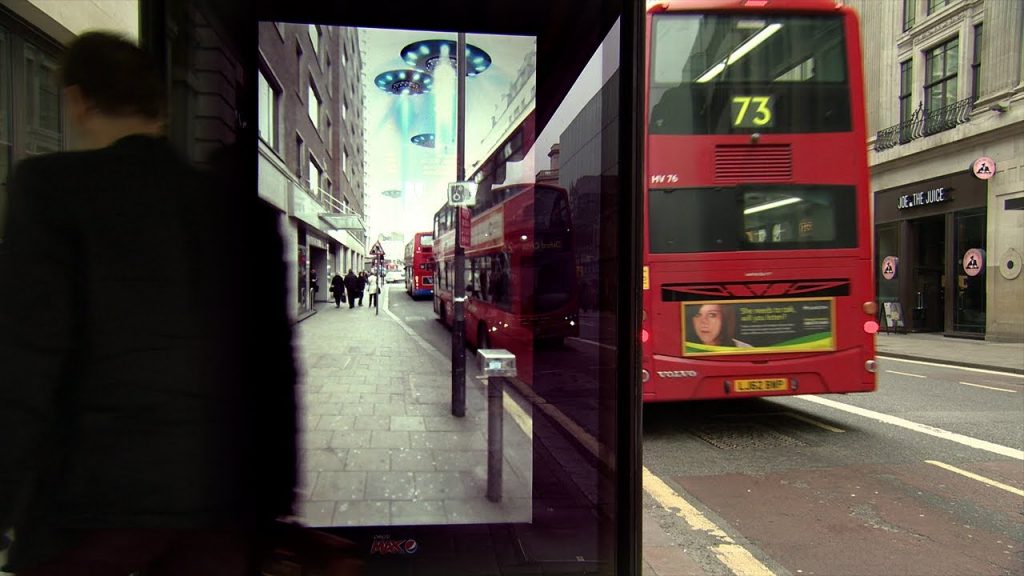 VIDEO – Pārsteigums autobusa pieturā. (Unbelievable Bus Shelter)