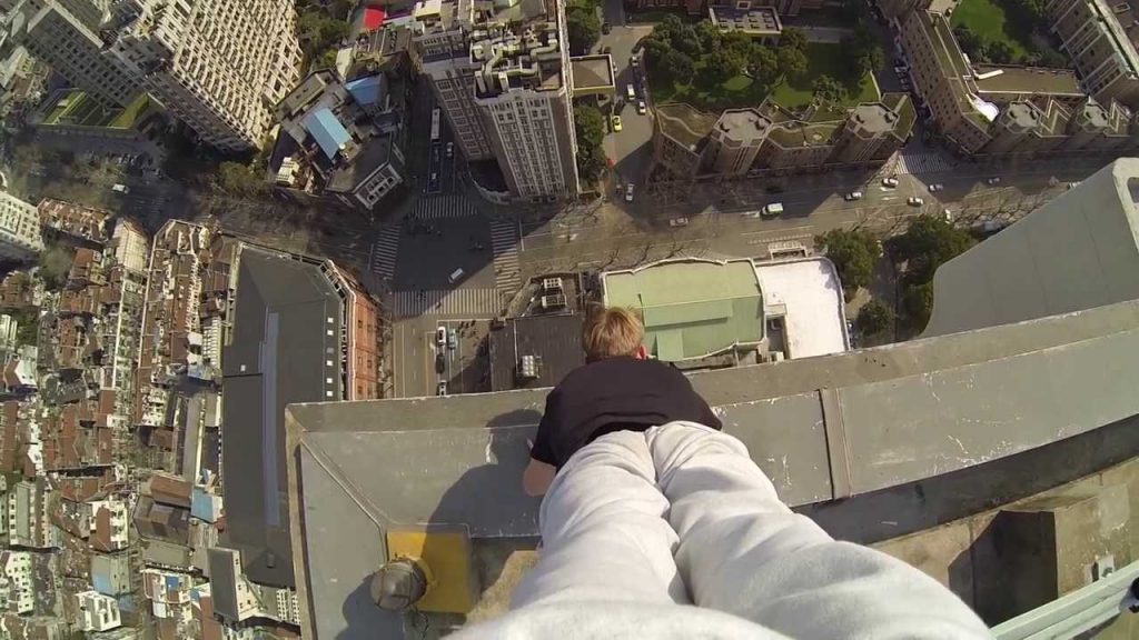 VIDEO – “Pašnāvnieks”, kurš izdzīvoja! (BUILDING CLIMB and handstand on the edge!)
