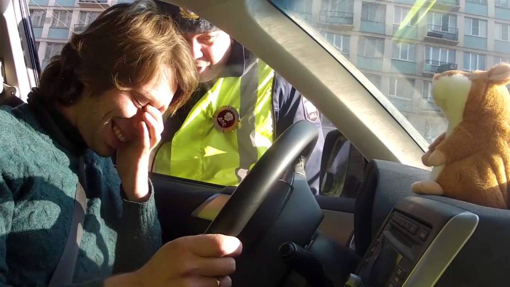 VIDEO – Policista saruna ar kāmi. (Policeman’s conversation with hamster)