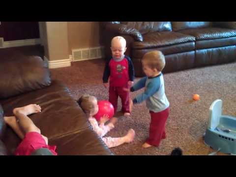 Trīnīšu cīņa par bumbu. (Triplets fighting over BALL)