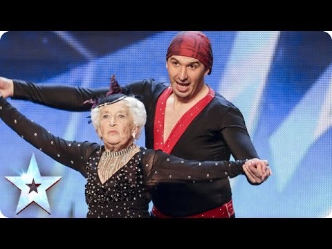 79 gadus vecas kundzes deja saviļņo pasauli! (79 years old lady dance touches all world |Spectacular Salsa – Paddy & Nico)