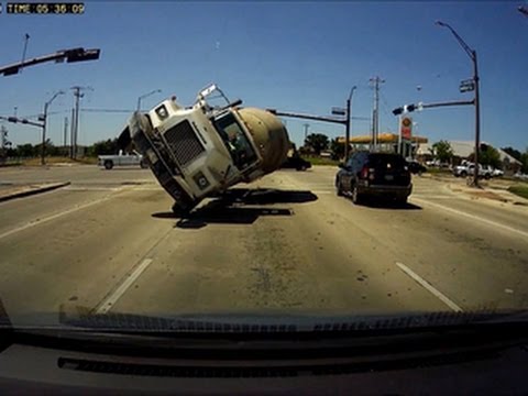 Aci pret aci ar kravas automašīnu! (Cement truck tipped into car)