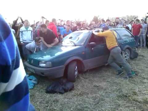 Dragreisā “Kazruņgis 2014” skatītāju pūlis apgāž un aizdedzina auto! (Drag Racing spectator crowd smashes and ignites the car)
