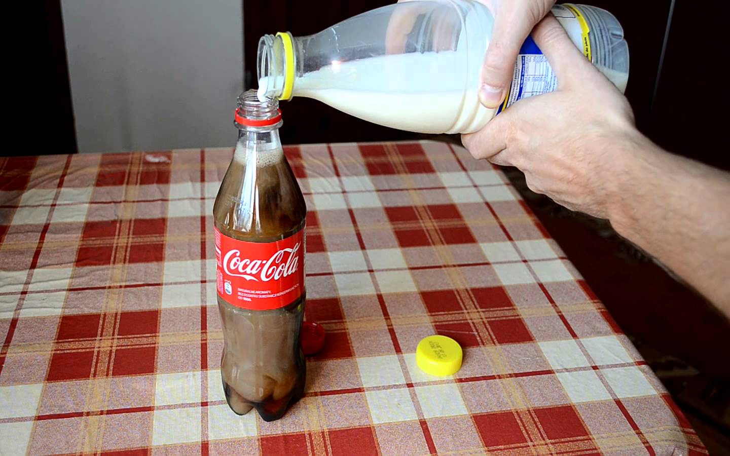 Kas notiek, kad Coca-Cola sajauc ar pienu? (What Happens When Coke Mixed With Milk)