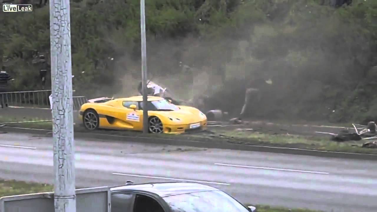 Kas notiek, kad idiotu pielaiž pie sporta auto stūres? (Idiot Driver Plows Over Spectators)