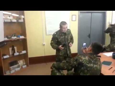 Krievijas karavīrs izmēģina elektrošoku pats uz sevis! (Russia army soldier experimenting electric shock on himself)