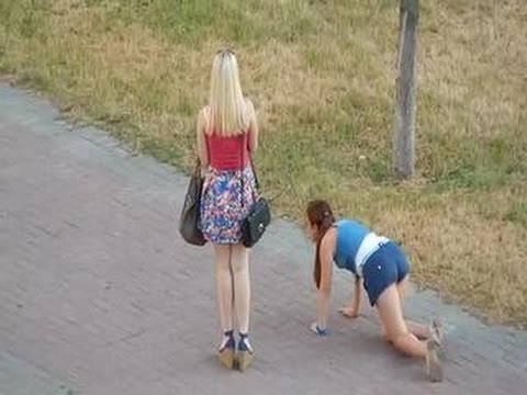 Piedzērusies meitene izmisīgi cenšas nokļūt līdz mājām! (Drunk Russian Girl Trying To Get Home)