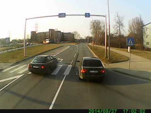 Rīgā uz gājēju pārejas notriec sievieti. (Car knock down the woman on crosswalk)