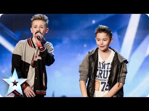 Divu jaunu zēnu uzstāšanās saviļņo visu pasauli! (Two young boys sing about overcoming bullying)