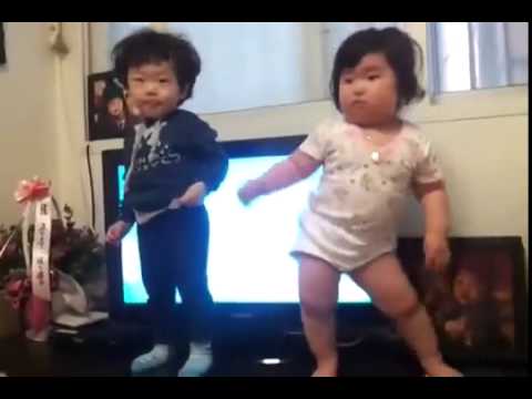 Korejiešu mazuļu deja, kura neatstāj vienaldzīgu. (What a dance by a chubby Korean baby!)