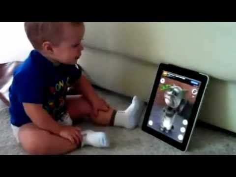 Mazuļa saruna ar iPad kaķi Tomu. (Baby vs. Tom The Talking Cat on an iPad)