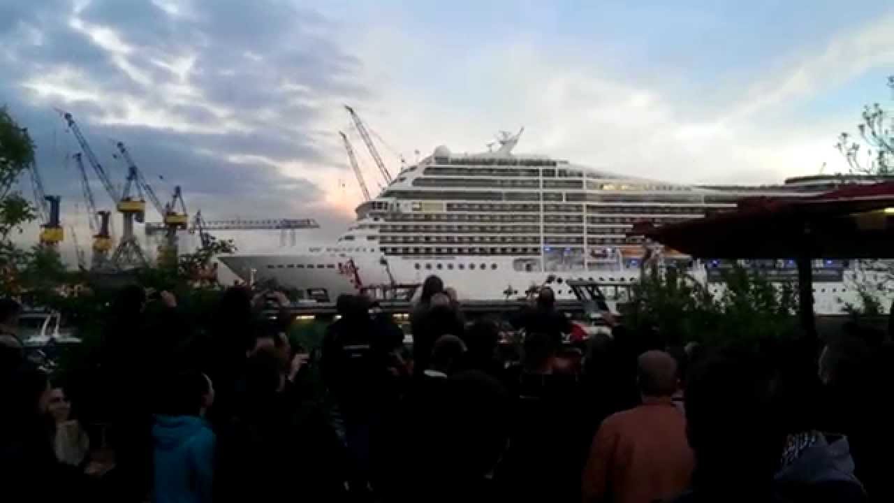 Milzīgs kruīza kuģis sveicina skatītājus ar dziesmu. (Cruise Ship playing Seven Nation Army)