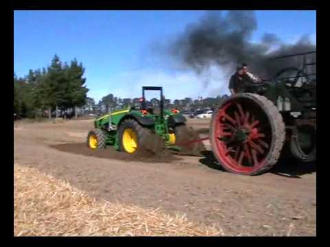 Traktoru cīņas – 21.gs. pret 19.gs. (John Deere Tractor vs. 1800s Steam Tractor)