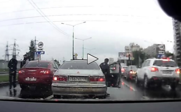 Krievijā agresīvs autovadītājs ne uz to “uzrāvās”! (Russian fight on road)