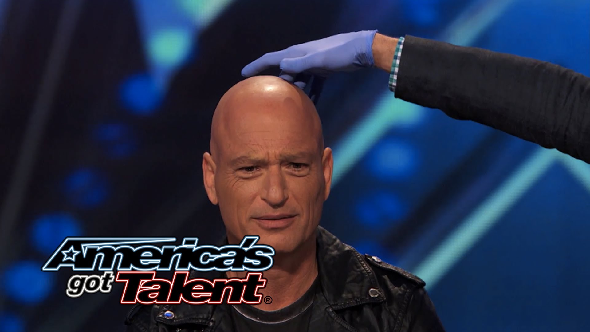 Burvju mākslinieki, pieskaroties galvai, burtiski nobloķē cilvēka prātu! (Howie Mandel Can’t Read When Magicians Squeeze His Skull)