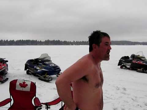 Kā izklaidējas Kanādā? (Canadian Ice Fishing Gone Crazy)