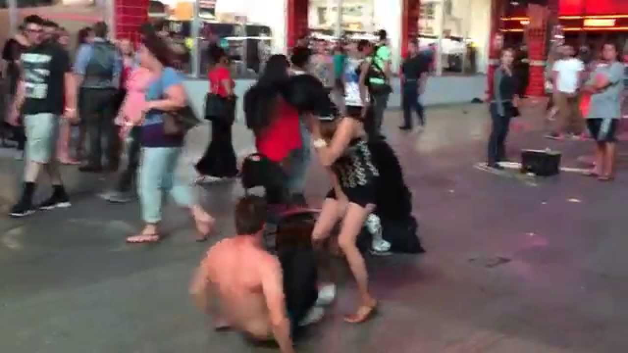 Lasvegasā dejotāja netīšām apčurā vīrieti! (Dancer accidentally pisses on bystander in Vegas)