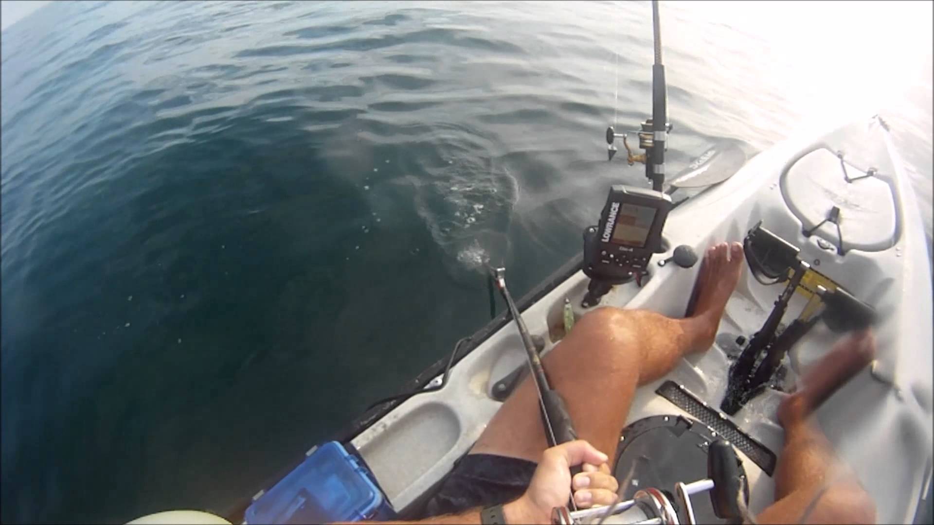 Negaidīts haizivs apciemojums. (Kayaker Gets A Surprise Visit From A Shark)