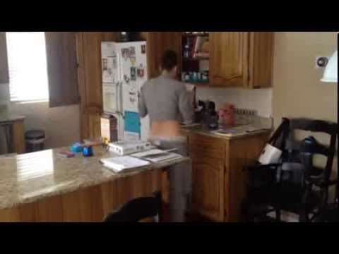 Simpātiska mamma uzdejo virtuvē, nenojaušot, ka tiek filmēta! (Hot Mom Dancing ‘Hips Dont Lie’)