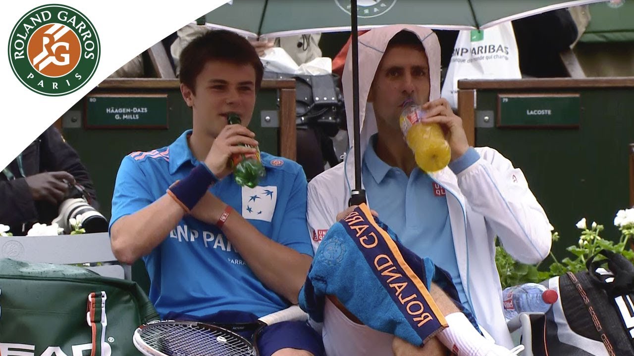 Tenisists Novāks Džokovičs parāda cēlsirdību bumbu pienesējam. (This is why Novak Djokovic is the coolest tennis player)