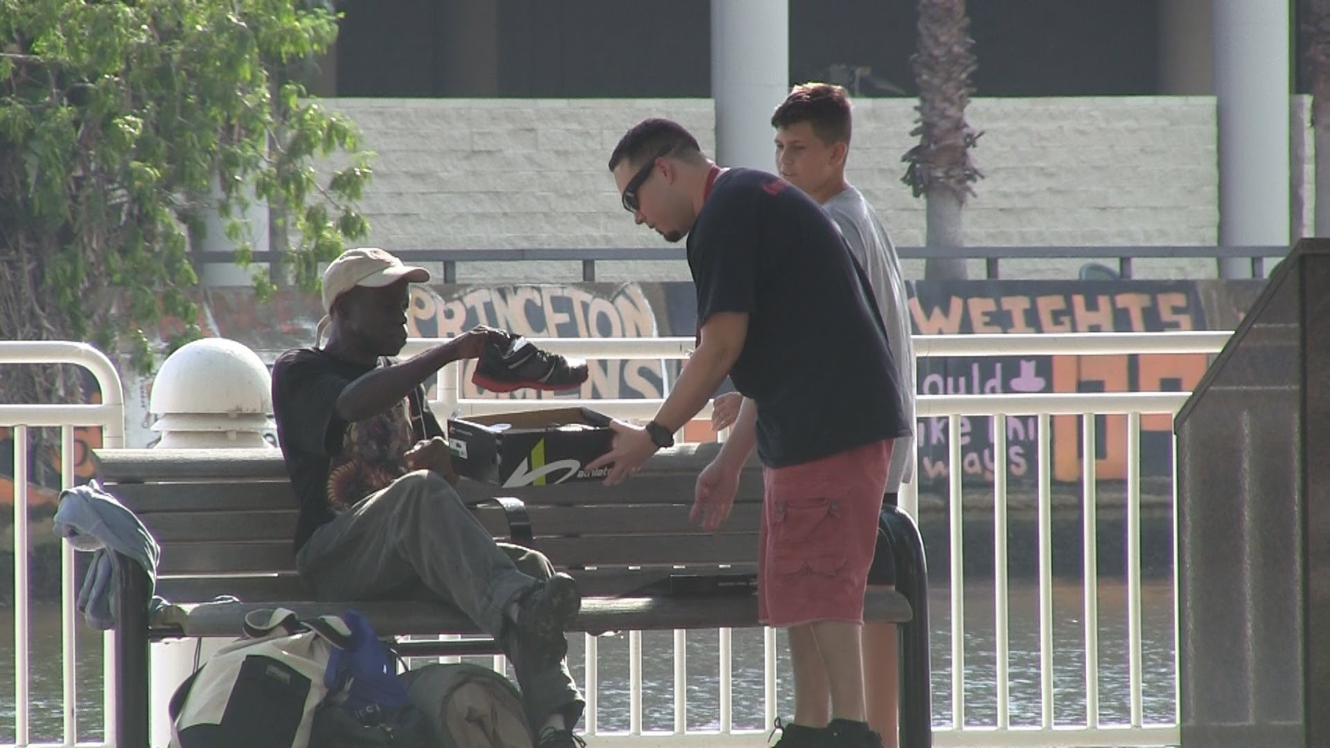 VIDEO – Arī bezpajumtnieki ir cilvēki. (Helping The Homeless)