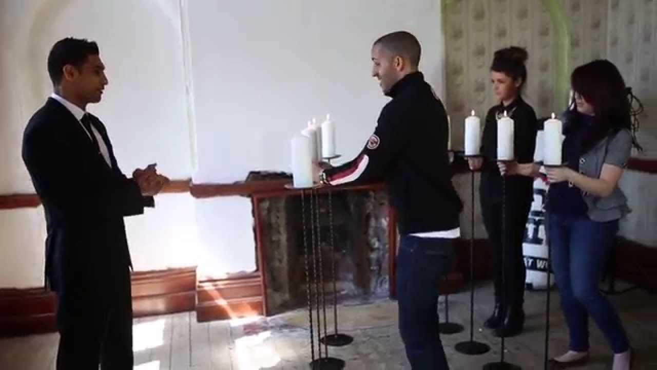 Bokseris ar vienu sitienu nodzēš 8 sveces! (Blowing Out 8 Burning Candles With One Single Knockout Punch)