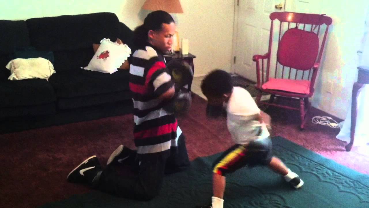 Iepazīsties ar 5 gadīgo bokseri Nijē. (Future Boxing Champion, 5 year old Nijee)