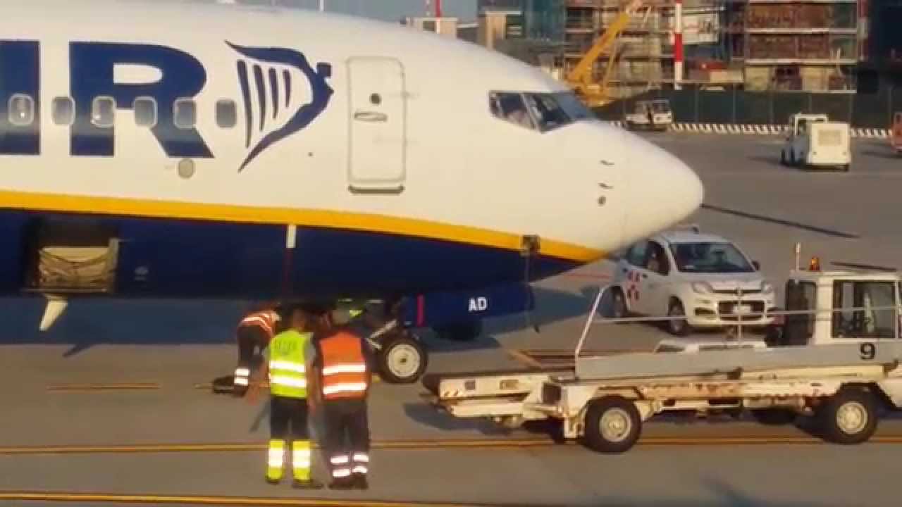 Kā Ryanair iekrauj bagāžu? (Luggage destruction in Bergamo airport in RYANAIR)
