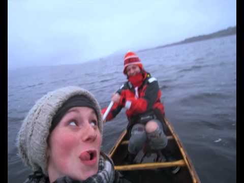 Ko šīs meitenes ieraudzīja laivu braucienā!? (What These Women See On Their Canoe Trip Will Blow Your Mind)