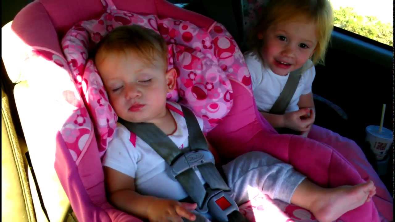 Mazas meitenītes reakcija, izdzirdot savu mīļāko dziesmu! (My little girl Amaya peacefully sleeping…until her favorite song comes on!)