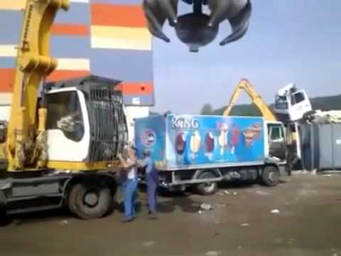 VIDEO – Nokaitināts traktorists iznīcina saldējum mašīnu. (Annoyed Crane Operator Destroys Ice Cream Truck Blocking Road)