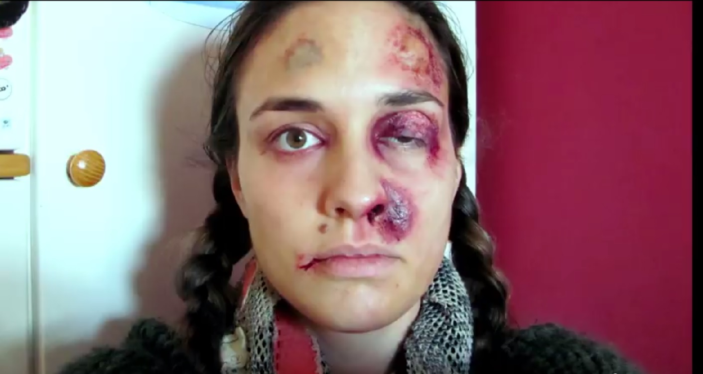 VIDEO – Šokējoša vardarbība pret sievieti, iemūžināta ikdienas fotogrāfijās. (One photo a day in the worst year of my life)