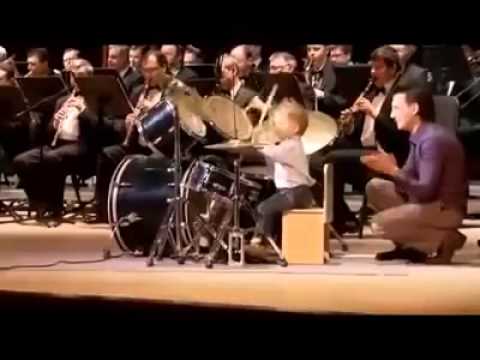 VIDEO – Šis trīs gadus vecais puika jau spēlē orķestrī! (Little drummer boy of 3 years Orchestra Guide! Impressive!)