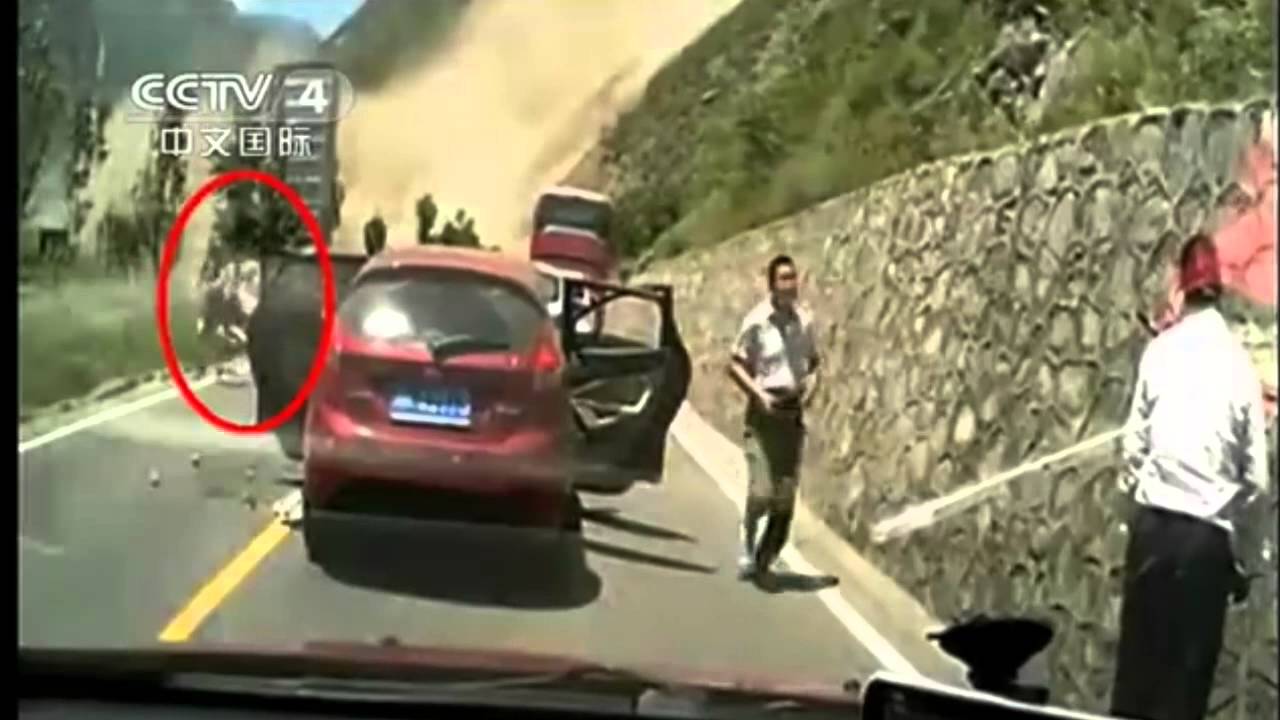 VIDEO – Traks akmeņu nogruvums Ķīnā. (Crazy Rock Slide in China (19/07/2014))