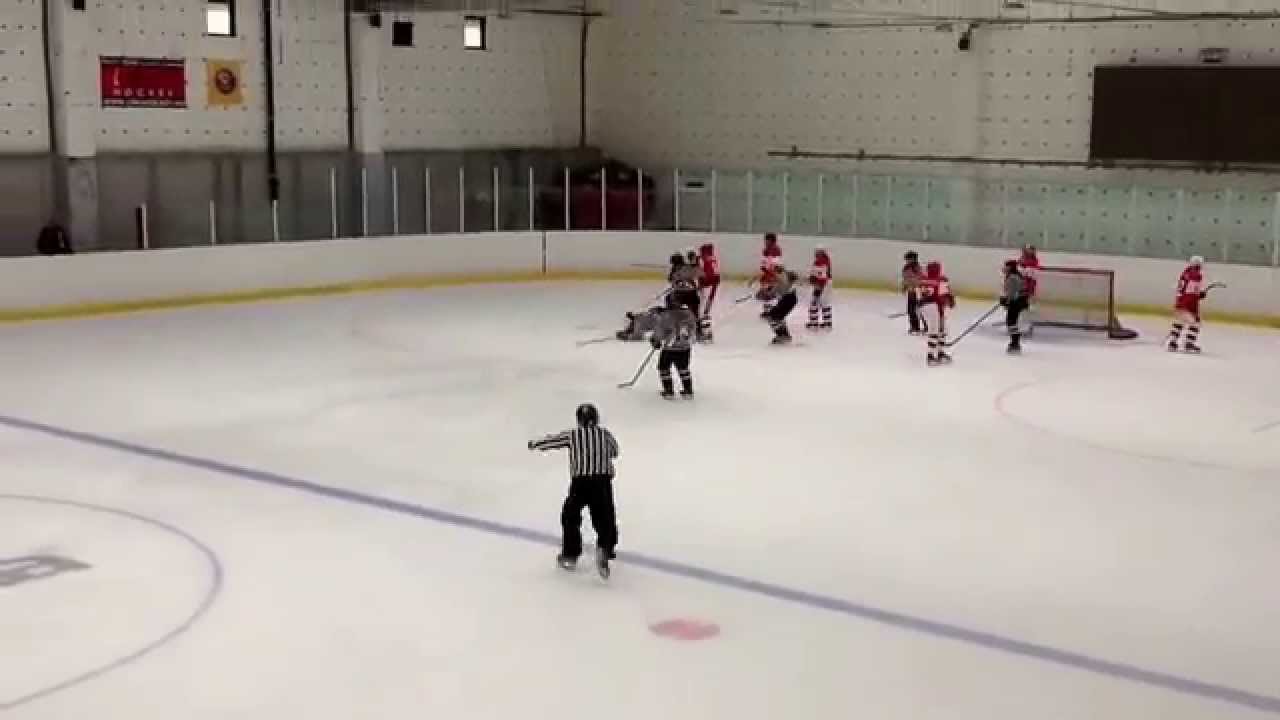 Krievu hokejiste salauž nūju pret pretinieces galvu! (Russian breaks stick over American girls head)