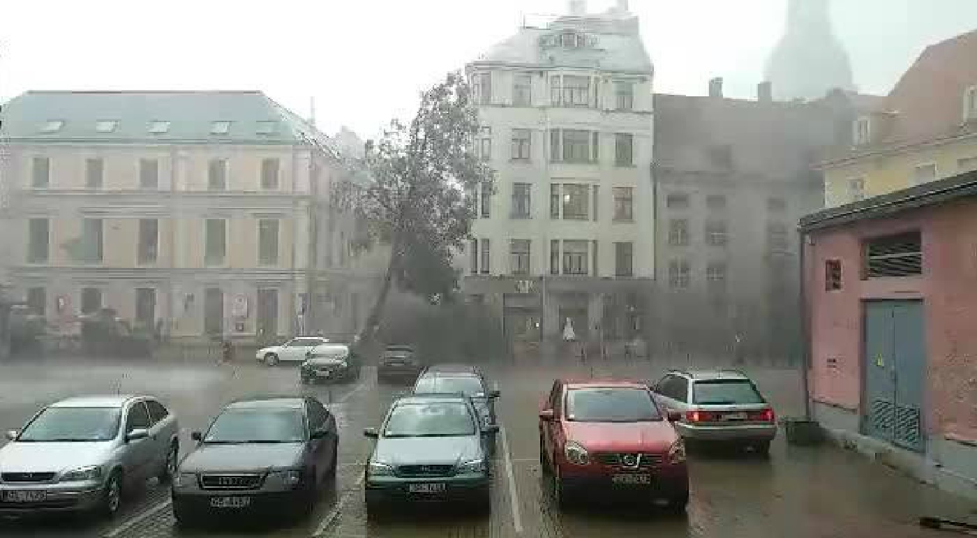 VIDEO – Rīgas centrā uzdarbojas vētra. (Storm in Riga center)