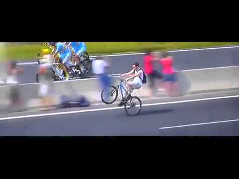 VIDEO – Aizrautīgs Tour de France fans ”nozog” kameru uzmanību! (Man rides wheelie alongside Tour de France victory toast)
