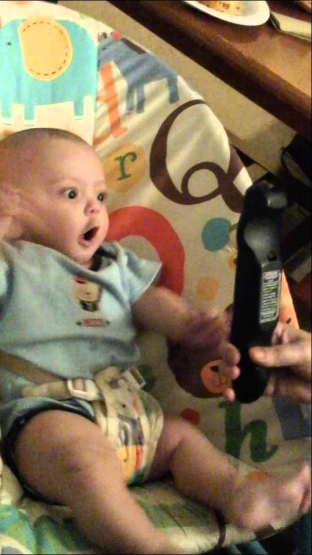 VIDEO – Bēbis sajūsmā par televīzijas pulti! (Silly Baby Boy goes crazy over a remote control)